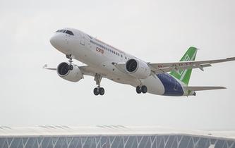 C919大型客機(jī)102架機(jī)轉(zhuǎn)場(chǎng)東營(yíng)試飛基地