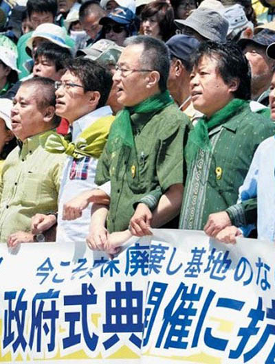 安倍呼"天皇萬(wàn)歲"激怒沖繩民眾